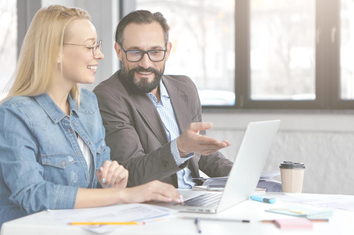 Finanzplanung mit Taschenrechner und Dokumenten